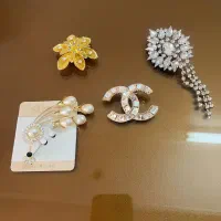 چند عدد بدلیجات سنجاق سینه گوشواره نیم ست