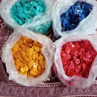 تعدادی دکمه در چهار رنگ