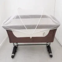تخت کنار مادر