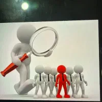فروشنده و صندوق دار پوشاک ورزشی