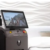 اپراتور لیزر با مشتری