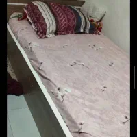 یک عدد تخت یکنفره با میز آینه و دراور و صندلی