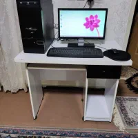 کامپیوتر با میز