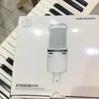 میکروفن و پایه سه تکیه فلزی