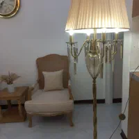 آباژور ایستاده