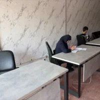 منشی خانم  برای نمایشگاه ماشین