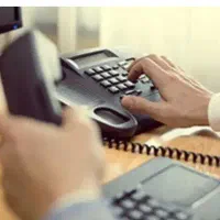 آقا جهت پاسخگوی به تلفن
