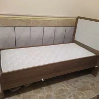 تختخواب کودک با تشک بسیار تمیز و برند