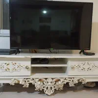 میز تلویزیون و مبل و آینه و کنسول