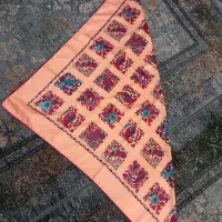 تعدادی لباس و کفش و روسری و کیف به فروش میرسه