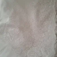 رو میزی سفید طوری بزرگ
