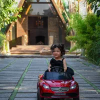 عکاسی فضای باز کودک و زوج در باغ وعمارت بدون ورودی