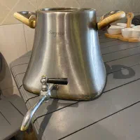 کتری و سبد سیب زمینی پیاز