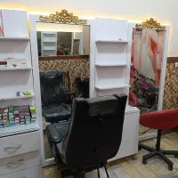 دکورسالن زیبایی زنانه با تمام لوازم همه باهم