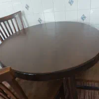 یک عدد میز ناهارخوری