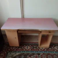 میز تحریر و کامپیوتر