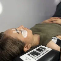 آموزش اکستنشن مژه و لیفت و‌لمینت مژه و ابرو