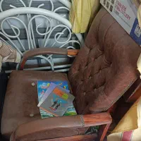صندلی چرمی و چرخدار