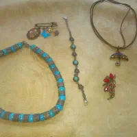 گردنبند ودسبند گوشواره وغیره قدیمی