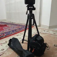 دوربین canon 1300D همراه با پایه