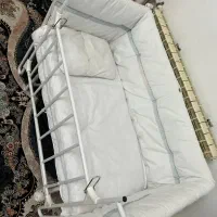 تخت گهواره کنار مادر