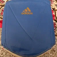 یک عدد هوگو و یک جفت دستکش بوکس