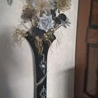 گل با گلدان  شیشه ای کاملا سالم ارتفاع یک متر