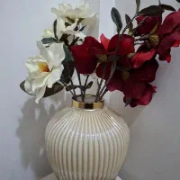 دو عدد گلدان دکوری به همراه ۲ شاخه گل