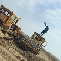 بلدوزر و غلطک پاچه بزی آماده به کار