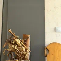 میز و صندلی قهوه خوری و مجسمه