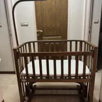 تخت گهواره کنار مادر