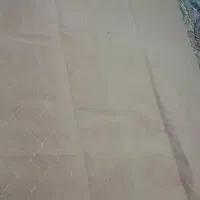 موکت سالم تمیز بدون پارگی ۸ متر هست  رنگی کرم