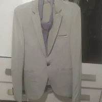 یه دست کت شلوار رنگ طوسی