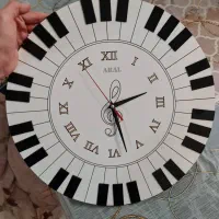ساعت دیواری مدل پیانویی آرام گرد قطر۴۰ درحد نو