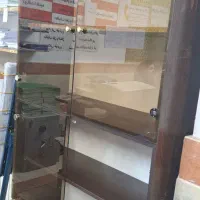 کمدایستاده چندکاره با درب شیشه‌ای تمیز و باکیفیت
