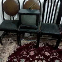 5عددصندلی چوبی و فلزی همراه یک دستگاه تلویزیون