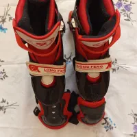 یک جفت اسکیت سایز کوچک با چرخ کمکی