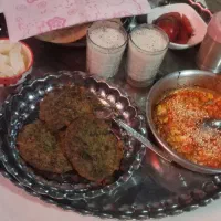 نیروی خانم در کافه صبحانه