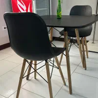 میز و دو صندلی تمیز