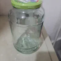 تعدادی شیشه ترشی و رب
