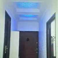 گچکاری و ابزار زن ماهر با ۳۰ سال سابقه کار