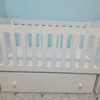 تخت و گهواره کنار مادر