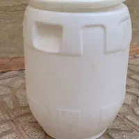 تعدادی بشکه ۲۰ لیتری