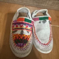 گیوه  و شلوار لی بچگانه