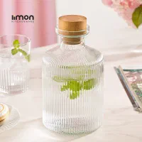 تعدادی پارچ لیوان بطری شیشه‌ای درب چوب برند لیمون