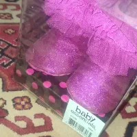 سه جفت کفش دخترونه(بچه گانه)و یه عدد لباس دخترونه