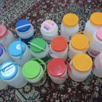 تعداد زیادی سطل دبه ماست و ظروف یکبار مصرف