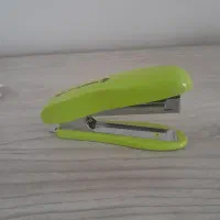 منگنه با مارک کانگرو به همراه یک بسته سوزن