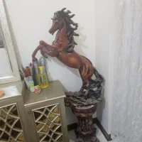 مجسمه اسب و پایه