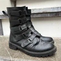 نیم بوت معاوضه هم میکنم با مانتو اداری